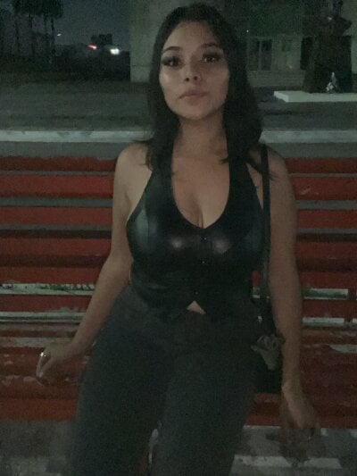 YuehLuv666 Live Cam on StripChat and RICams