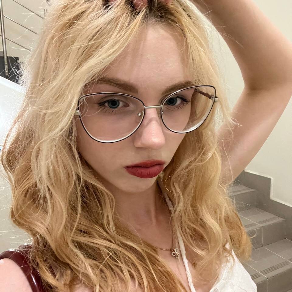 elivecams.com cherlynblose livesex profile in blond-hair cams