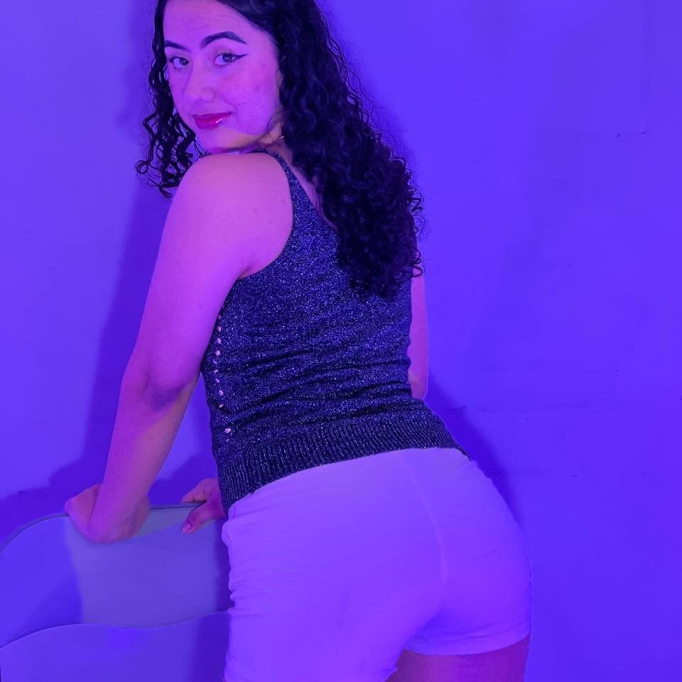 sknny_foxx live cam model at StripChat