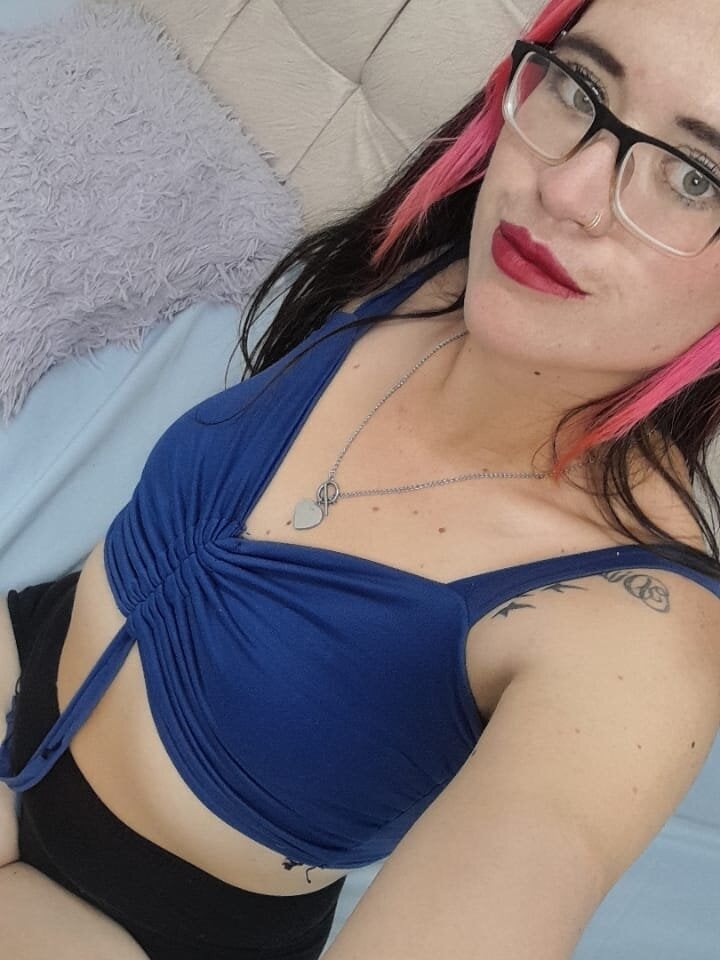 Melanniie_1 live cam model at StripChat