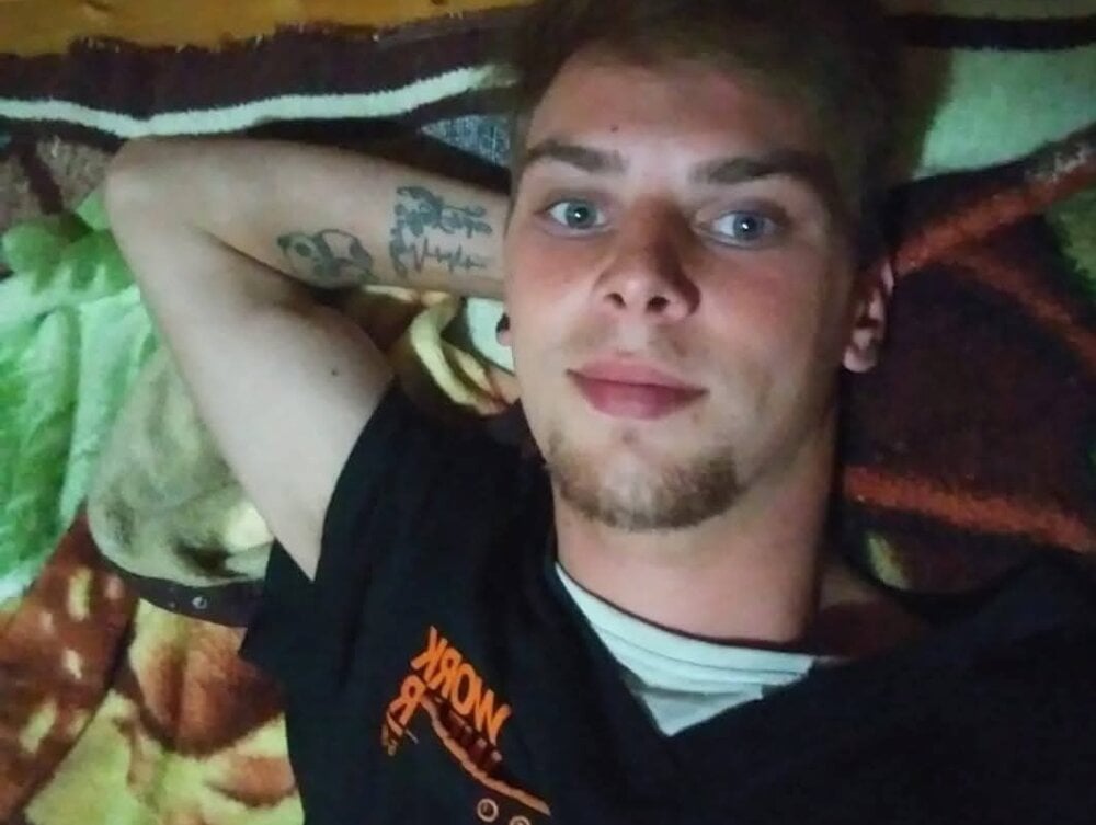 adrian987gg from stripchat