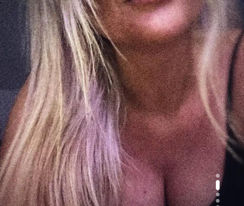 sexcityguide.com divalora42 livesex profile in mischiefs-room cams