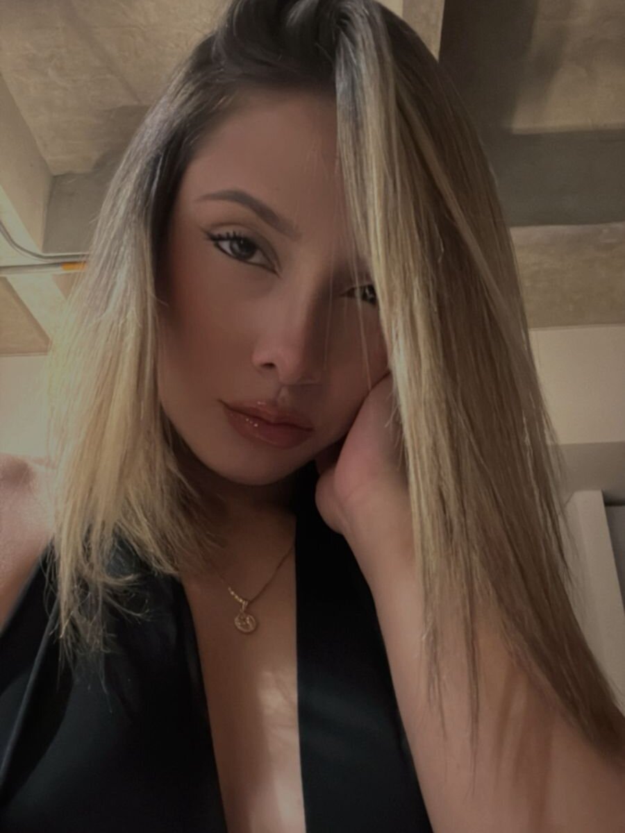 GretaVelvet live cam model at StripChat
