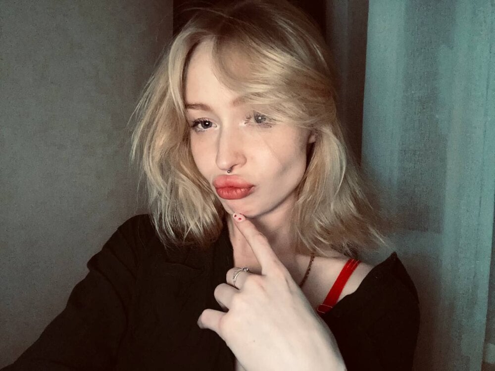 livesex.fan carolinedjein livesex profile in you-are-in-heaven-honey cams