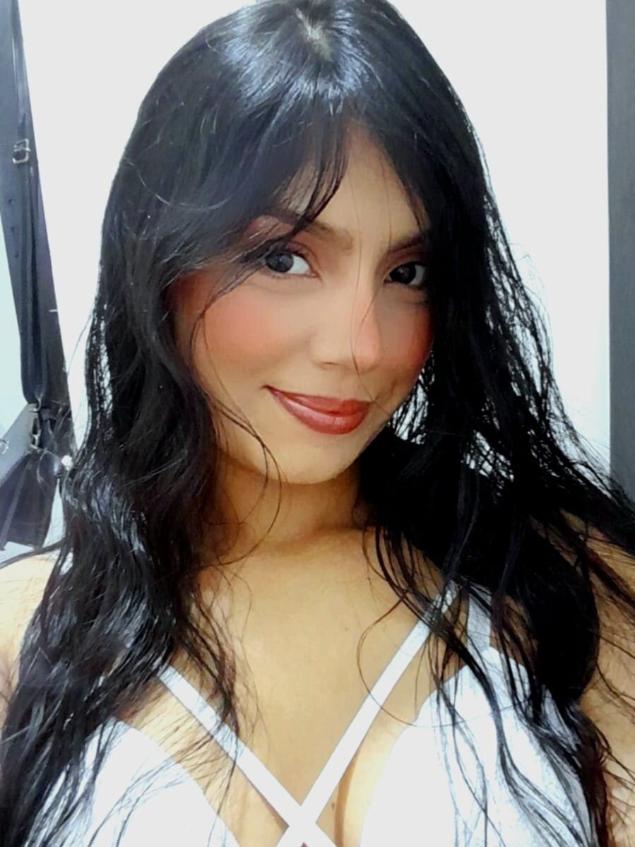 cam-performer.com foxysmile livesex profile in but-was-born-in-narva cams