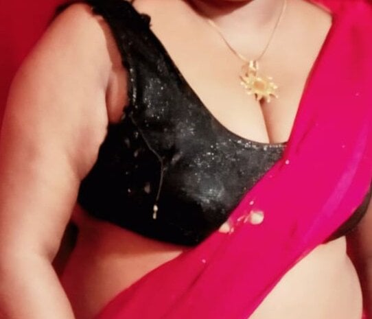 MomsFuckerSon live cam model at StripChat