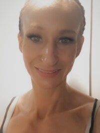 stripperElla69 Ruang Obrolan Offline