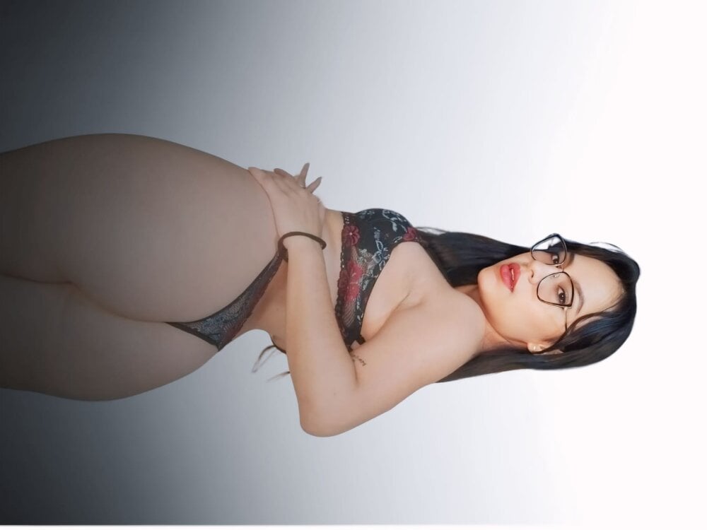 livesex.fan celeeste_moon_ livesex profile in brown-hair cams