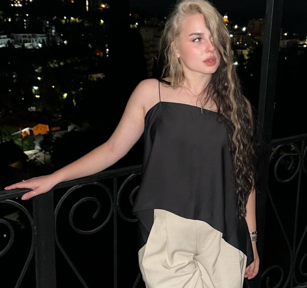 stripchat umbraviola webcam profile pic via sexcityguide.com