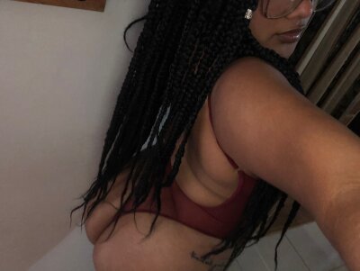 Arisha_curvy