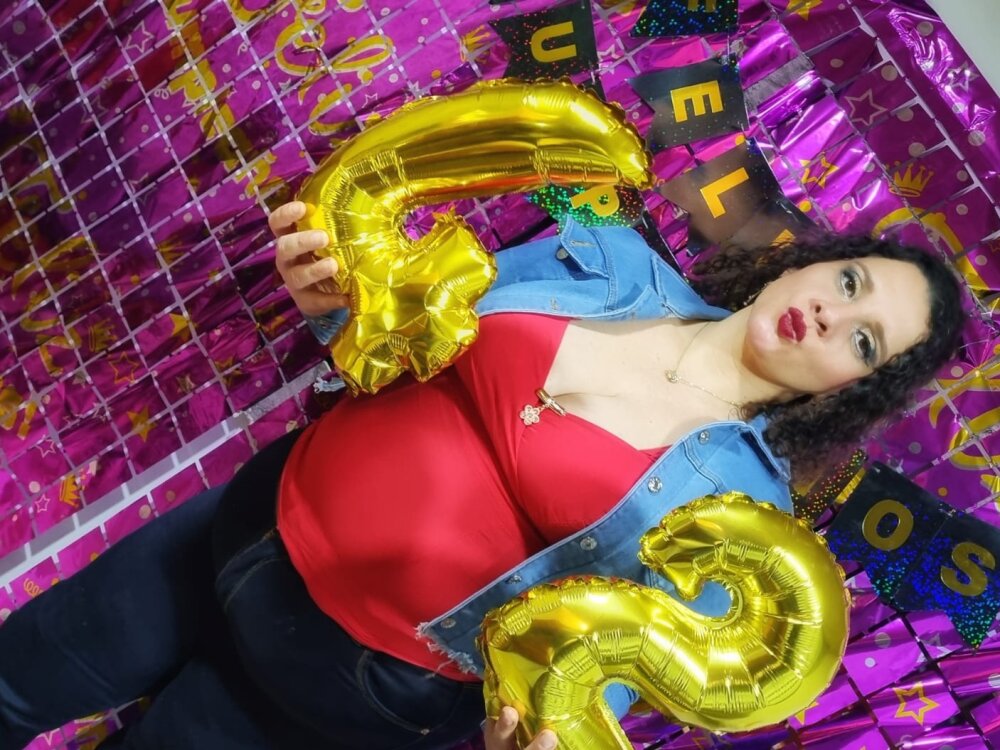 Live sex webcam photo for Aleja_Gonzales #291008704