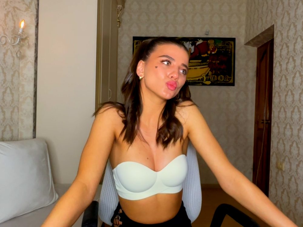 EvaHoly's Live XXX Chat