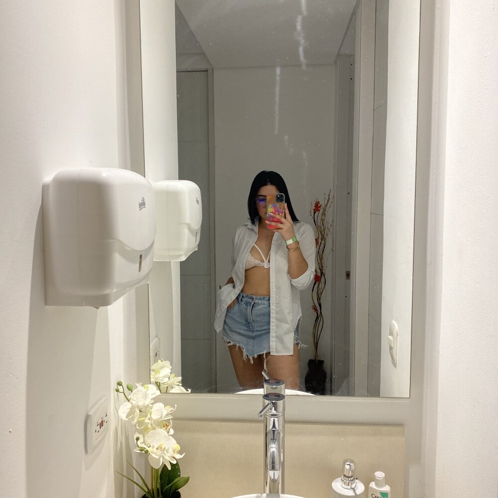 Lia_flowers Adlı Modelin Çevrimdışı XXX Sohbeti