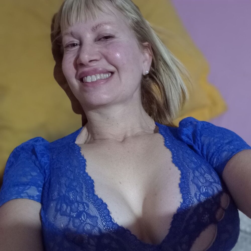 pornos.live sexymilf1211 livesex profile in blond-hair cams