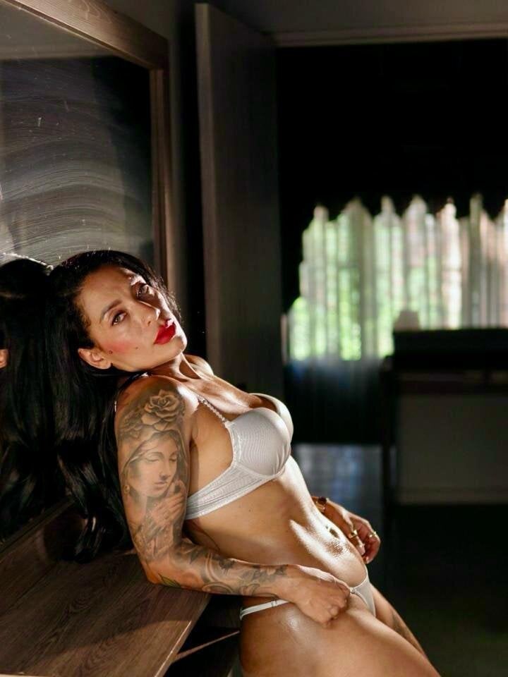 niicolle_miller webcam profile - Tadzhik