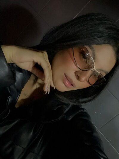 emeliycs 🐖 naked cam