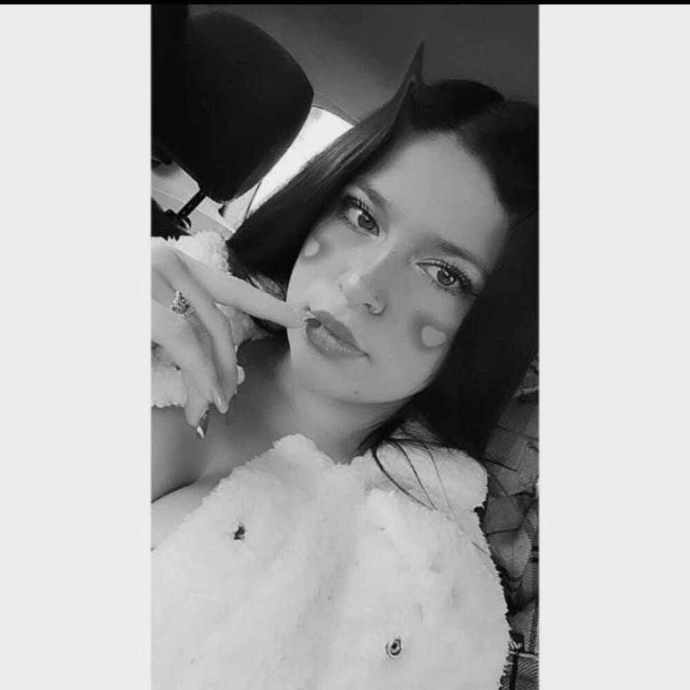 1emma_boobs' Offline XXX Chat