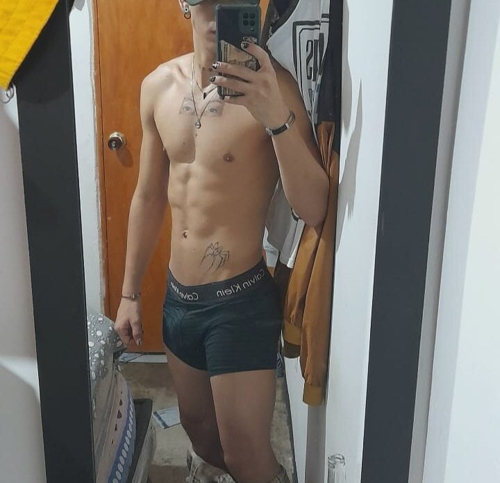 micky_js' Offline XXX Chat
