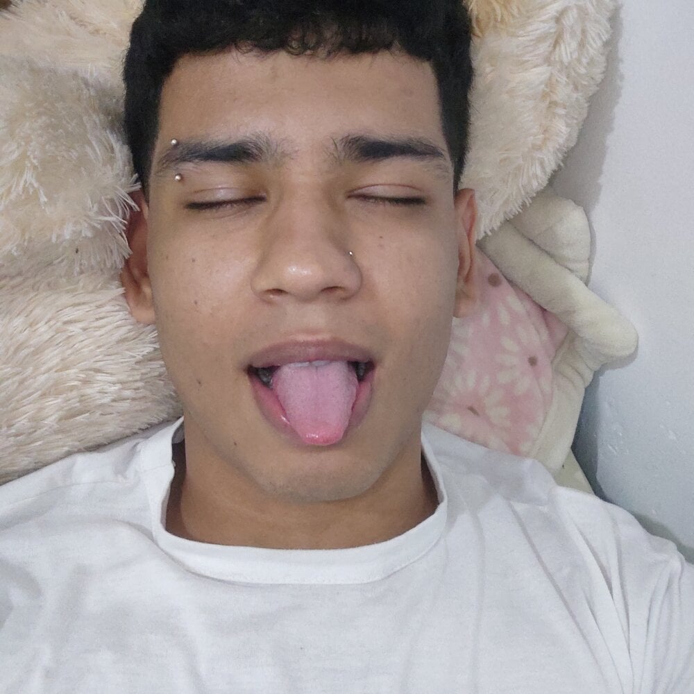 santiago-thompson from stripchat