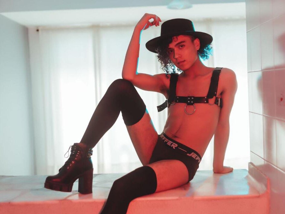 Live sex webcam photo for DerekBlackGrey #289445721