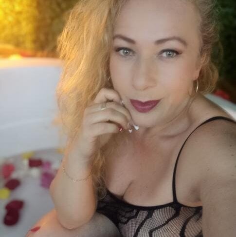 SofiaCurvy_'s most recent online preview