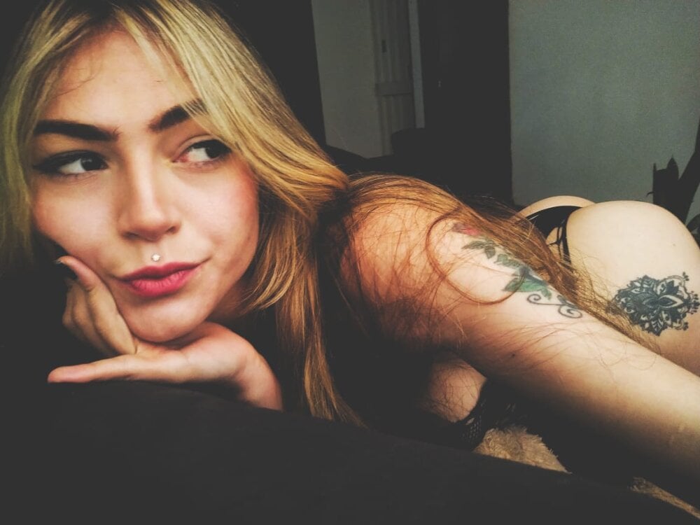 Ksaian_ live cam model at StripChat