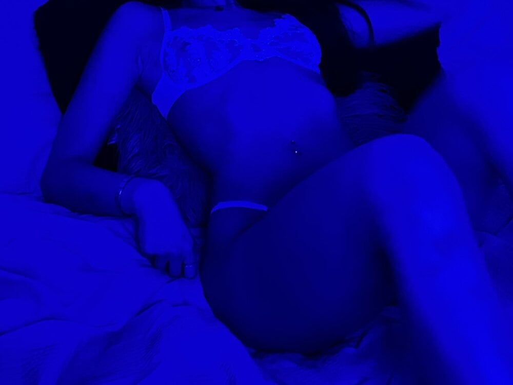 mega-camsex.com naughty_leigh_ livesex profile in white cams