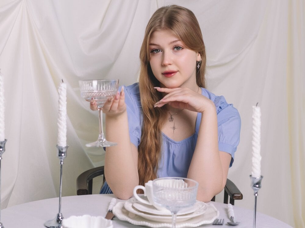 xxx-topcamgirls.com stella_light livesex profile in blond-hair cams