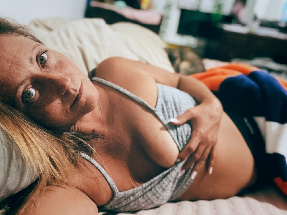 stripchat milfy2017 webcam profile pic via sleekcams.com