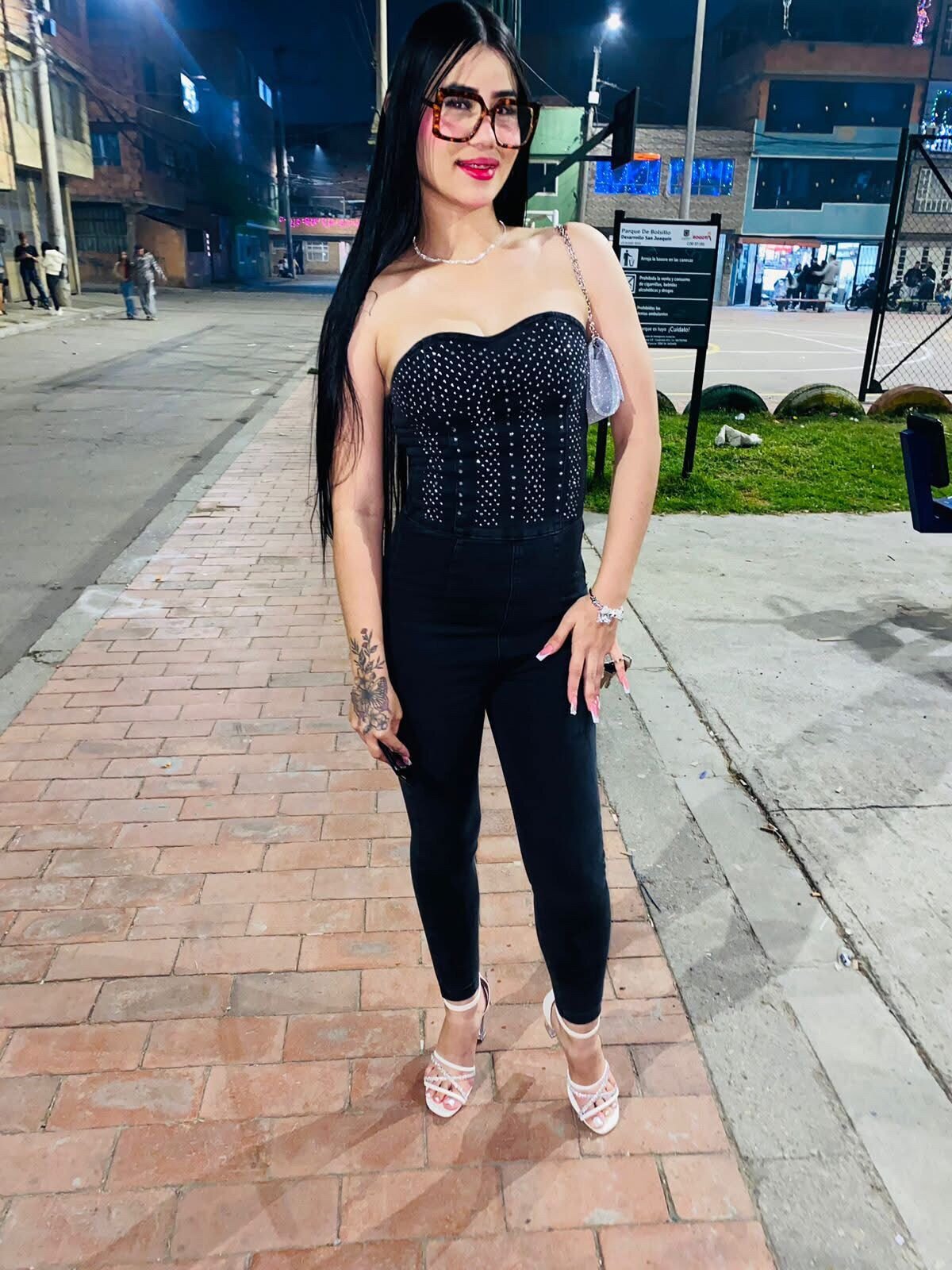 Zoe_Hills_