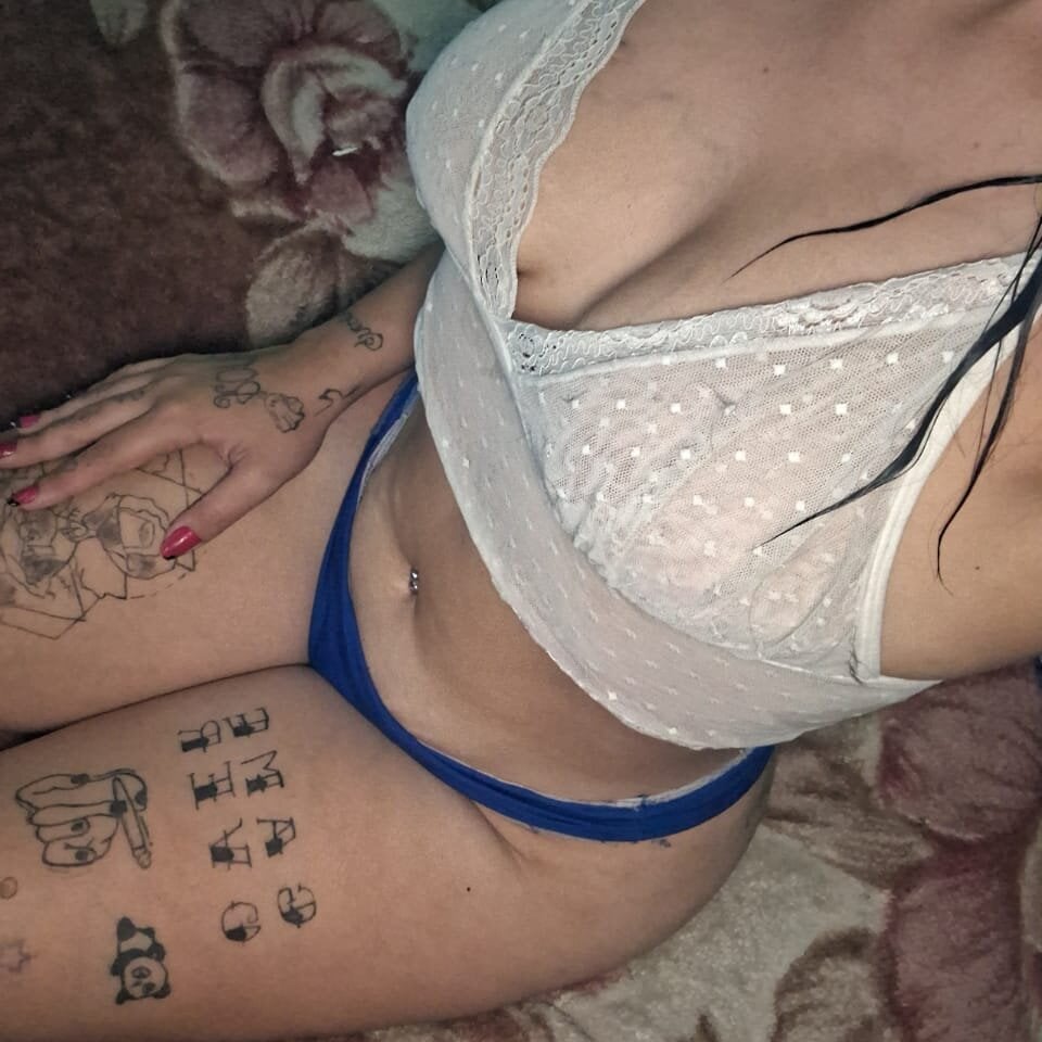 luizaguineto live cam model at StripChat