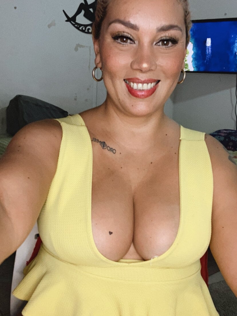 stripchat makia122 webcam profile pic via watchgirlcam.com