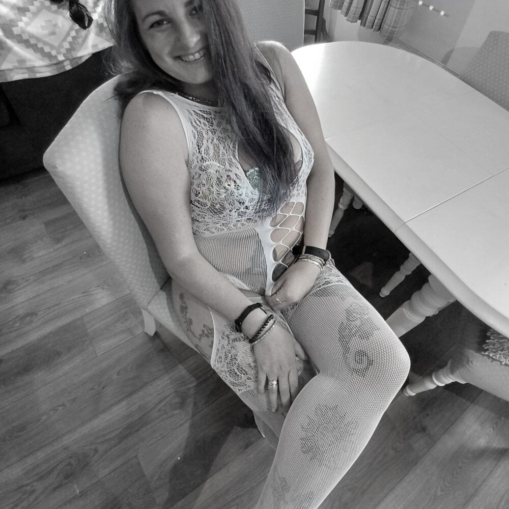 tattoomilf86 live cam model at StripChat
