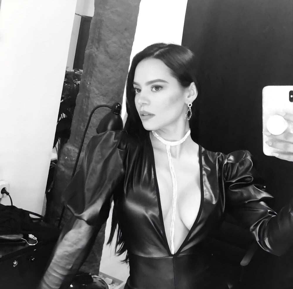 Watch Niamonroe live on cam on StripChat