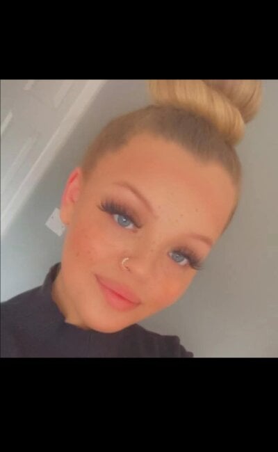 AuroraMaexox on StripChat