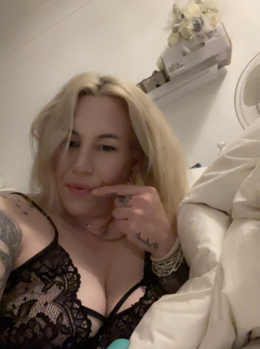 Live sex webcam photo for blondebitch2 #290266694