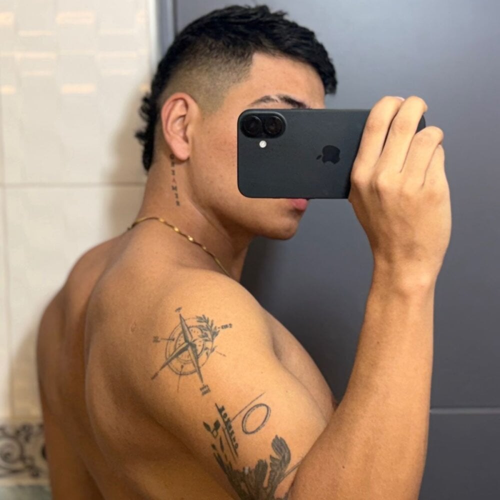 adrian_mill3r from stripchat