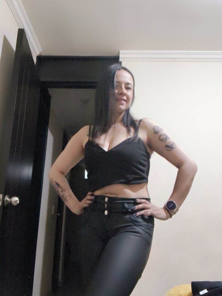 mega-camsex.net _hinata_86 livesex profile in spanish cams