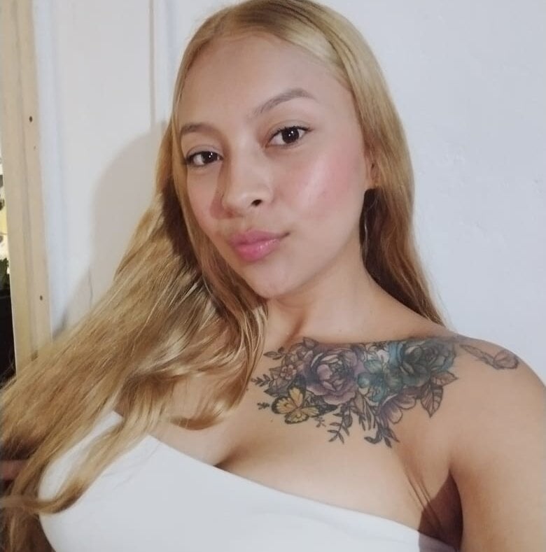 elivecams.com blondie-ns livesex profile in blond-hair cams