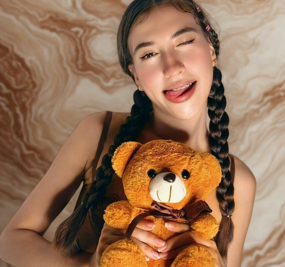 show2cam.com sara_collinss_ livesex profile in hazel-eyes cams