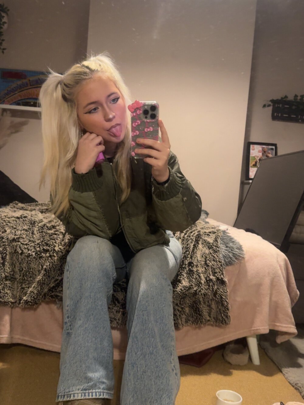 Watch  Blondie_Sofia_Essexbabe live on StripChat