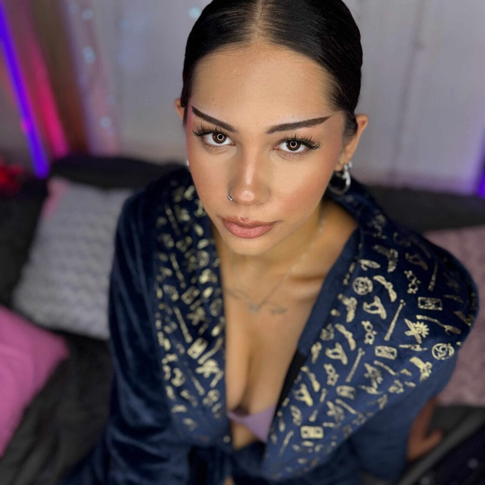 stripchat lorashines webcam profile pic via sexcam-girls.com