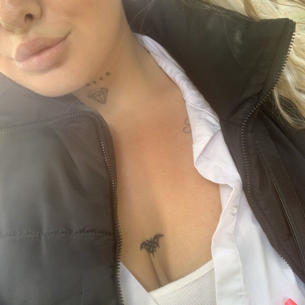 newporncams.com divineblondee livesex profile in white-hair cams