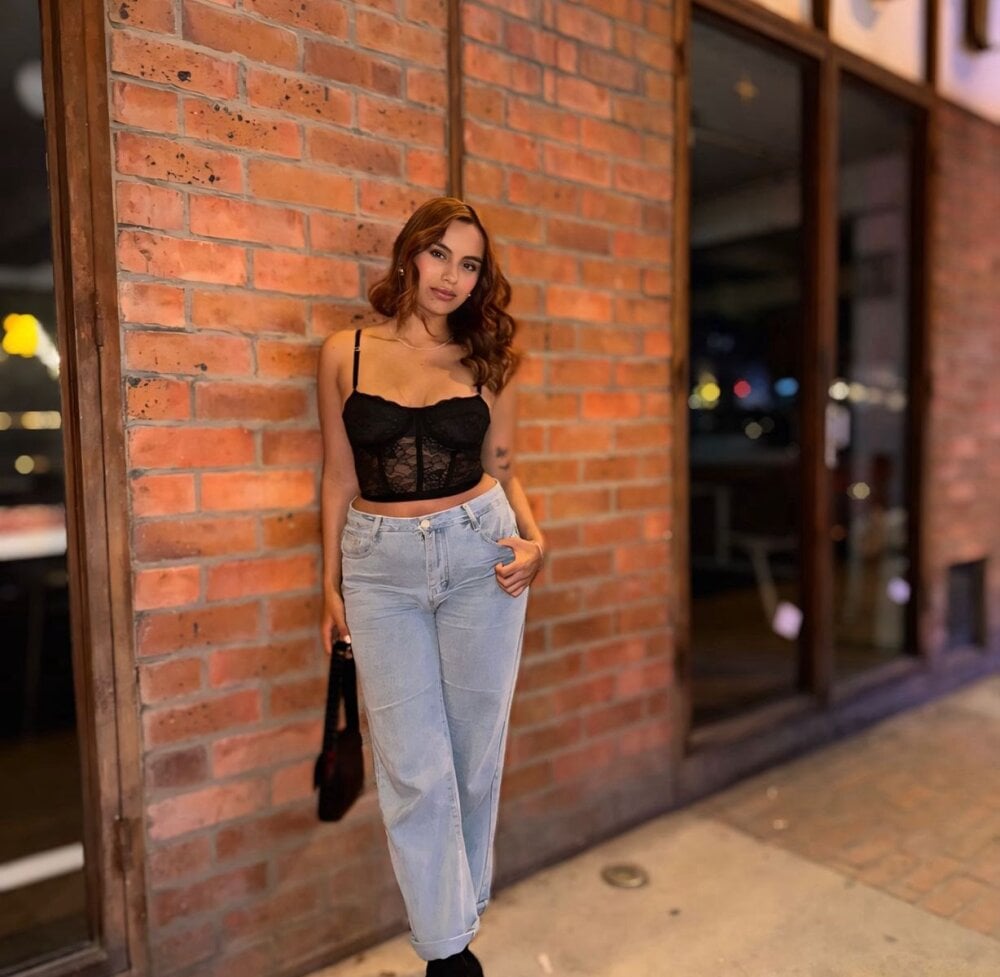 myliveeroticcams.com olivia_2326 livesex profile in right-behind-the-screen cams