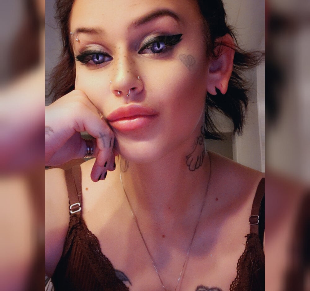 Socialfaker Adlı Modelin Çevrimdışı XXX Sohbeti