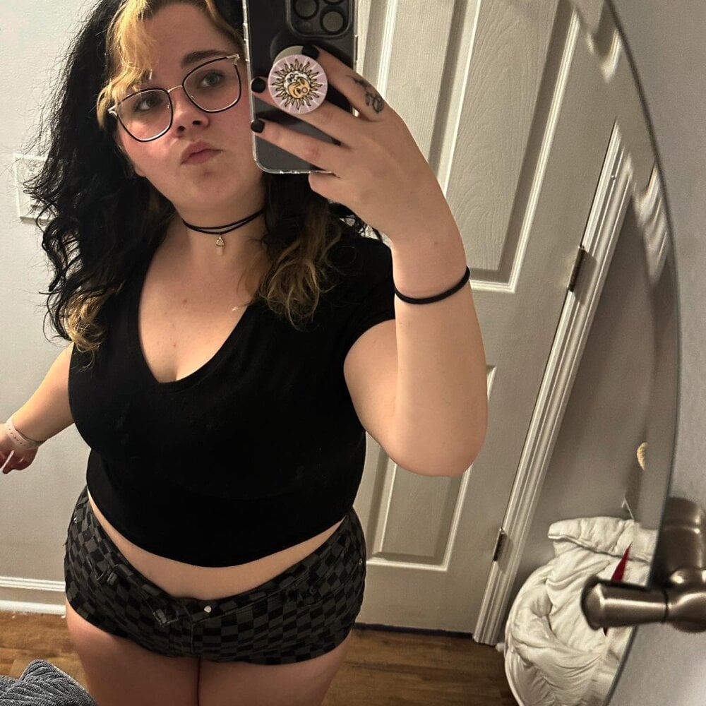 stripchat lavndr webcam profile pic via onaircams.com