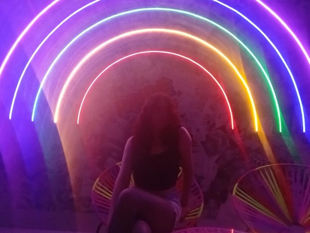 Lucy_YupiSweet live cam model at StripChat