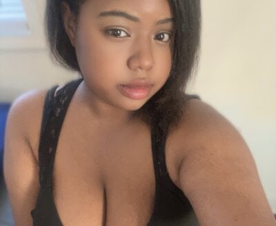 LunaMoth00 Live Cam on StripChat and RICams