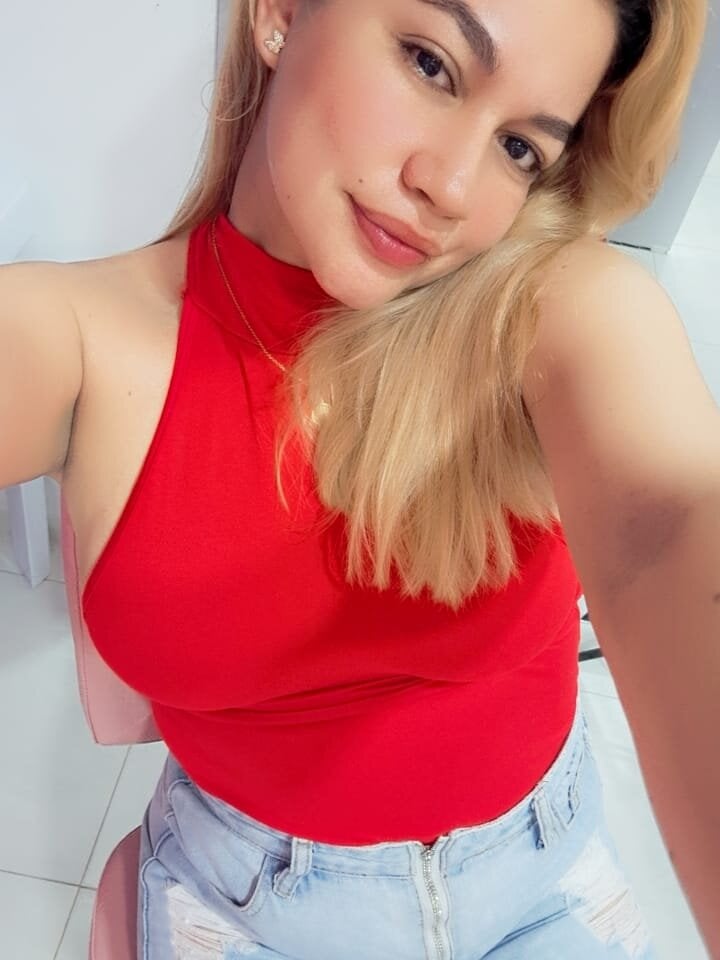 mia_blonde1's Offline XXX Chat