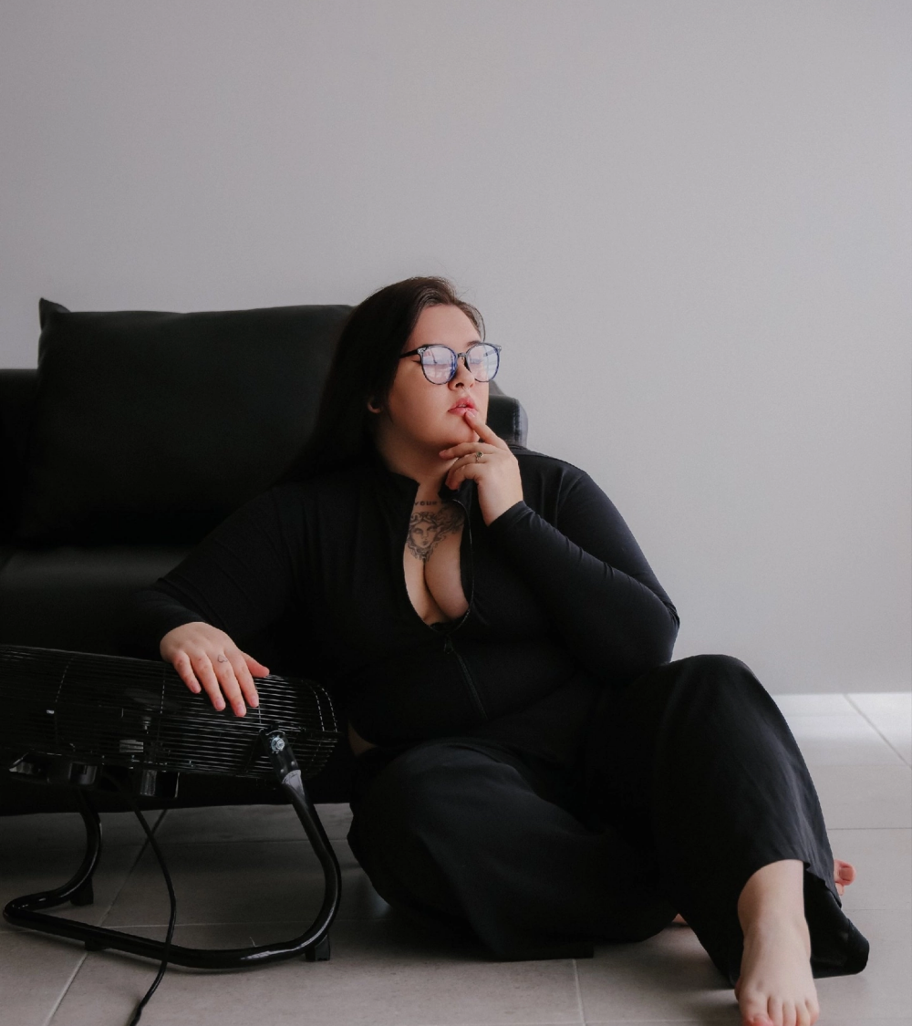 myliveeroticcams.com hitomi2 livesex profile in i-live-in-the-sunflower-field cams